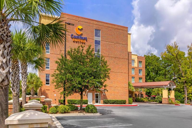 Comfort Suites Charleston West Ashley - image 1