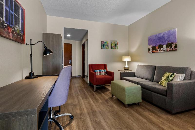 Comfort Suites Charleston West Ashley - image 4