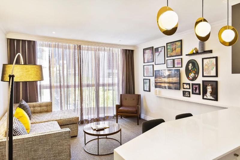One-Bedroom Deluxe Room image 2