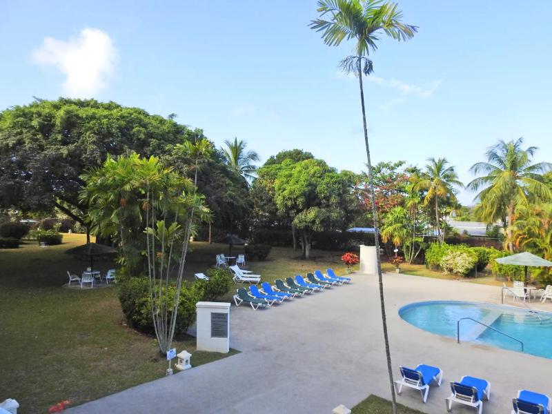 Golden Gem Cosy Apartment with pool & garden view - image 2