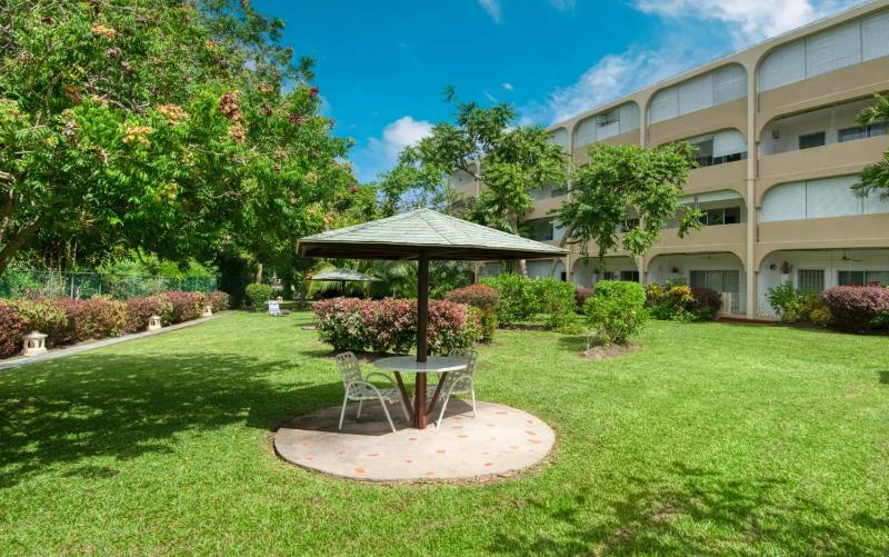 Golden Gem Cosy Apartment with pool & garden view - image 6