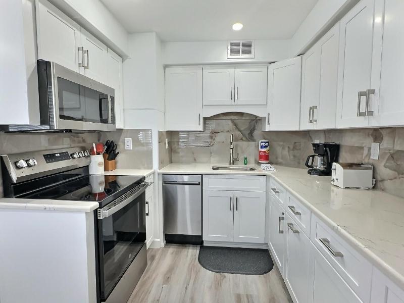 Beachside Vacation Rental Condo on Siesta Key with Pool Access - image 13