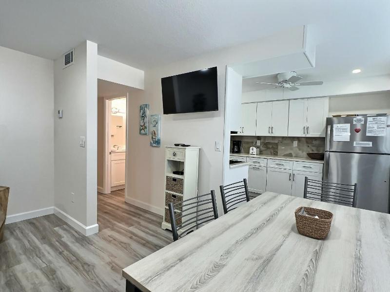 Beachside Vacation Rental Condo on Siesta Key with Pool Access - image 8