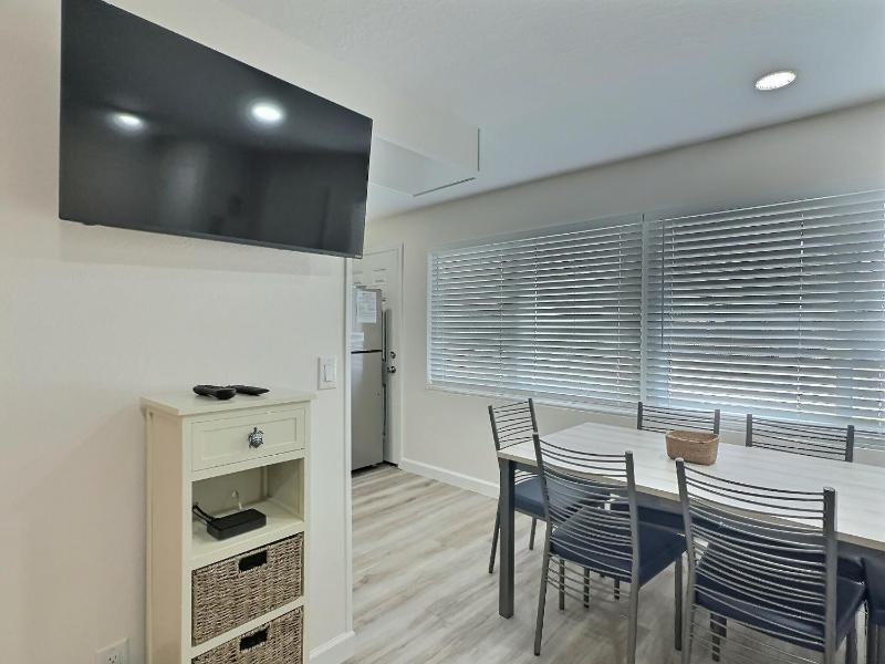 Beachside Vacation Rental Condo on Siesta Key with Pool Access - image 3