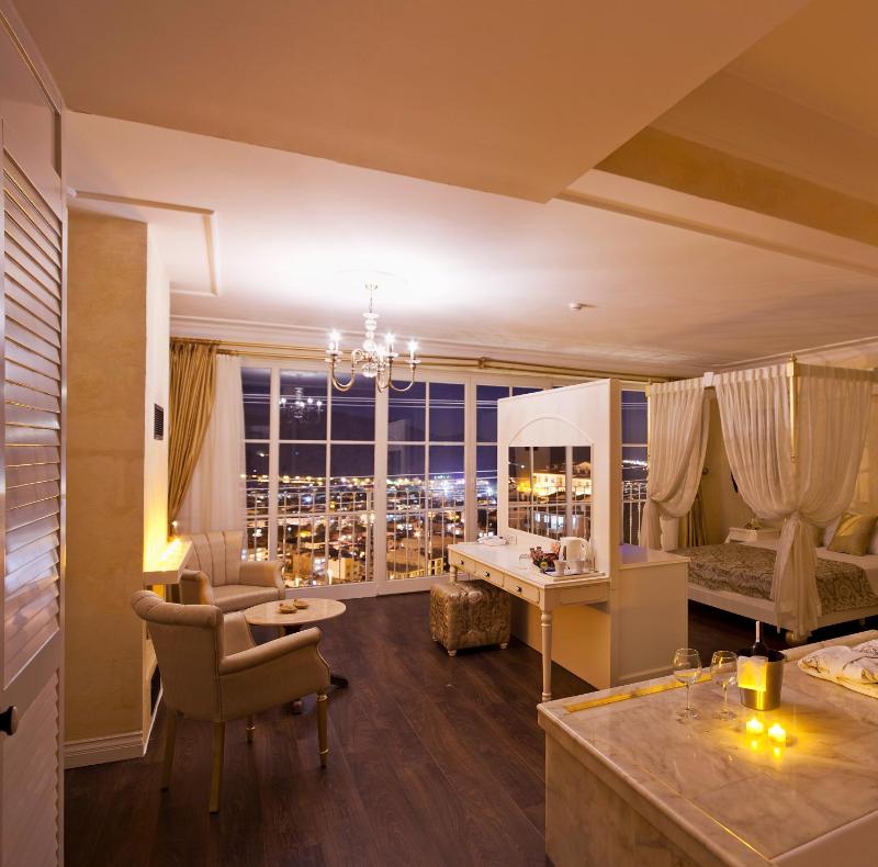 Deluxe Suite with Spa Bath image 4