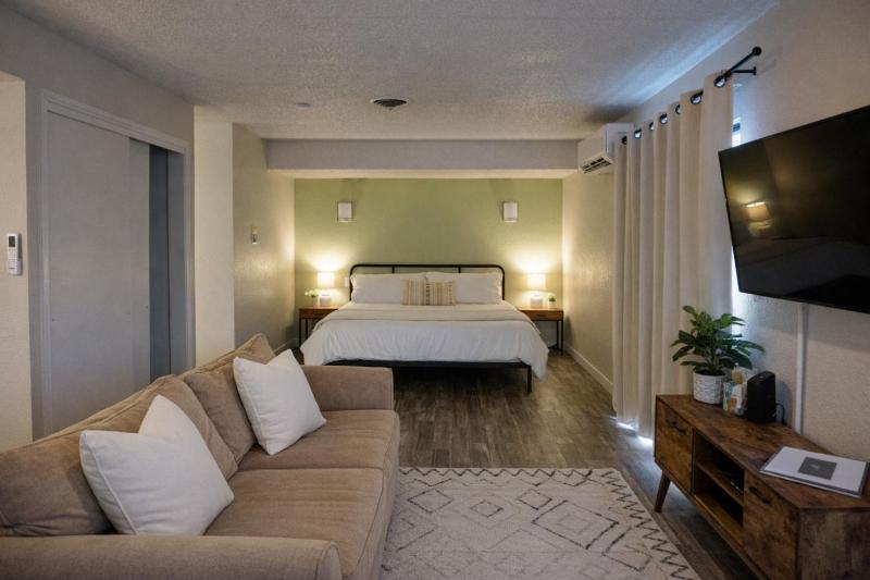 Down Town  Studio Apt. King Bed Self Check-In - image 12