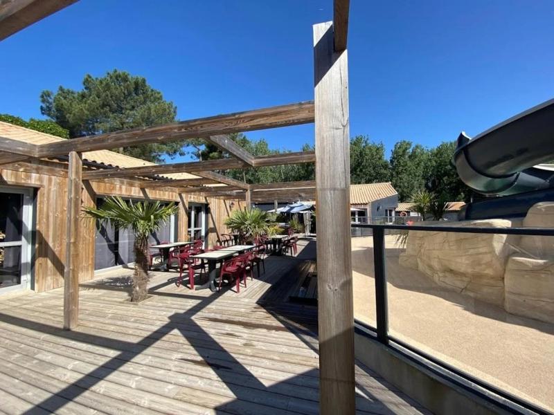 ZEcamping 4 familial piscine couverte chiens acceptés locatif TV 29m2 - image 9
