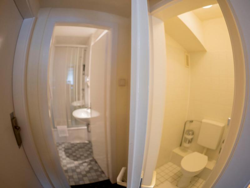 Quadruple Room image 4