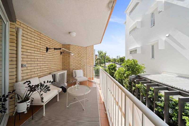 Sunny Kings Beach Escape w Pool - 300m to beach - image 15