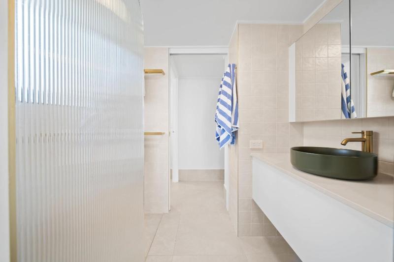 Sunny Kings Beach Escape w Pool - 300m to beach - image 9