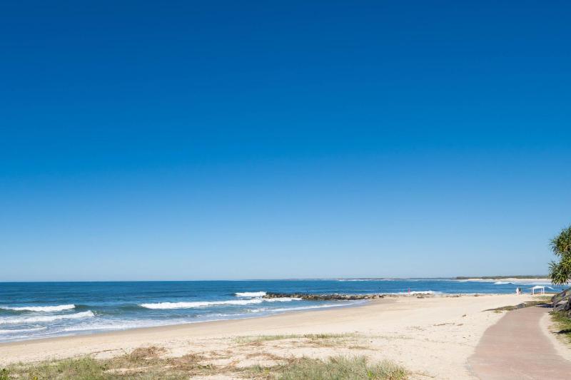 Sunny Kings Beach Escape w Pool - 300m to beach - image 4