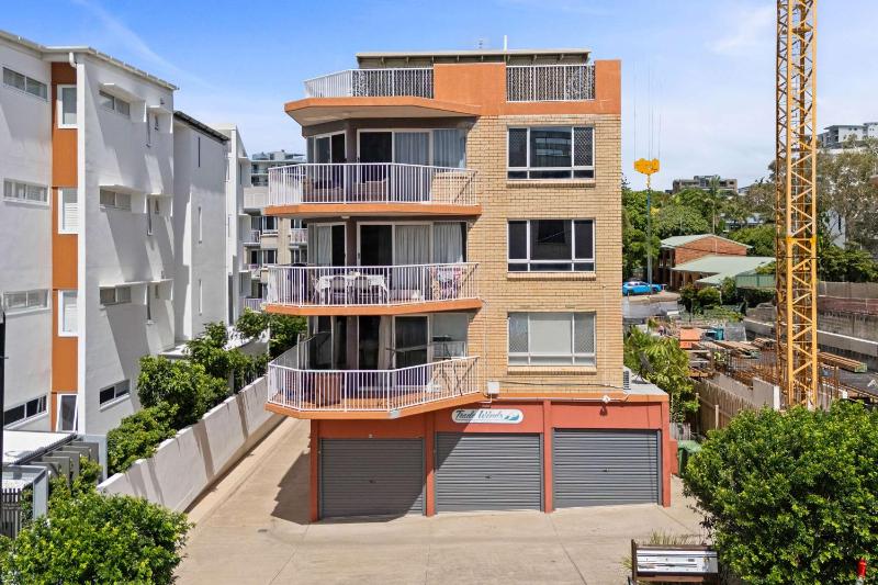 Sunny Kings Beach Escape w Pool - 300m to beach - image 27