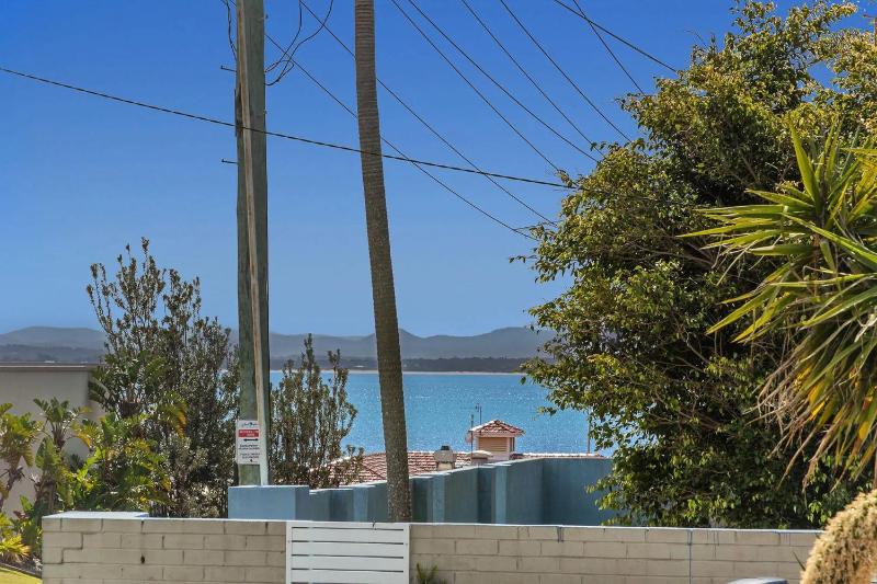 Oscar's Beach House 14 Tomaree Rd - pet friendly air con Wi-Fi Linen - image 1