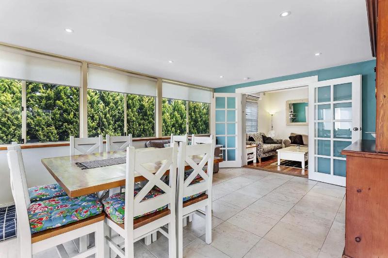 Oscar's Beach House 14 Tomaree Rd - pet friendly air con Wi-Fi Linen - image 10