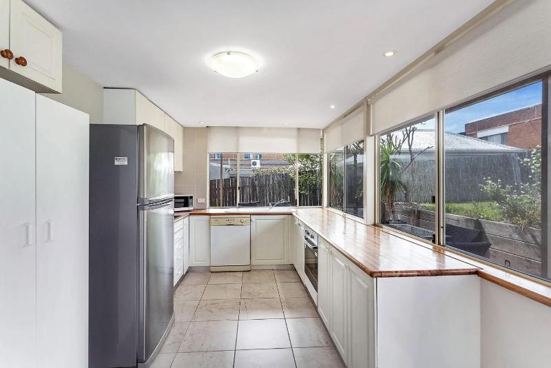 Oscar's Beach House 14 Tomaree Rd - pet friendly air con Wi-Fi Linen - image 5