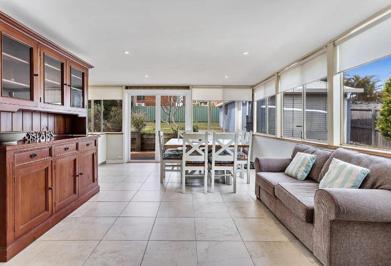 Oscar's Beach House 14 Tomaree Rd - pet friendly air con Wi-Fi Linen - image 11