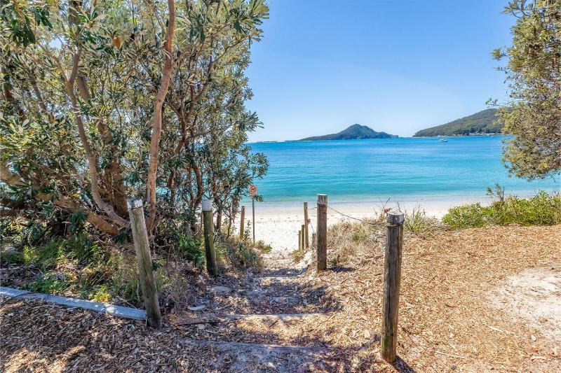 Oscar's Beach House 14 Tomaree Rd - pet friendly air con Wi-Fi Linen - image 12