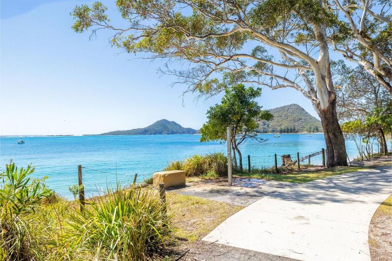 Oscar's Beach House 14 Tomaree Rd - pet friendly air con Wi-Fi Linen - image 3