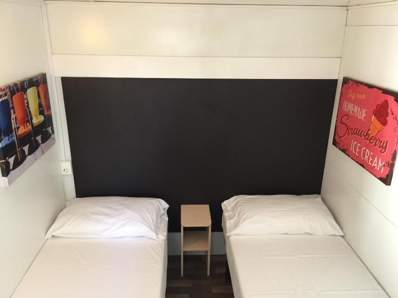 Twin Room (2 Adults) image 2