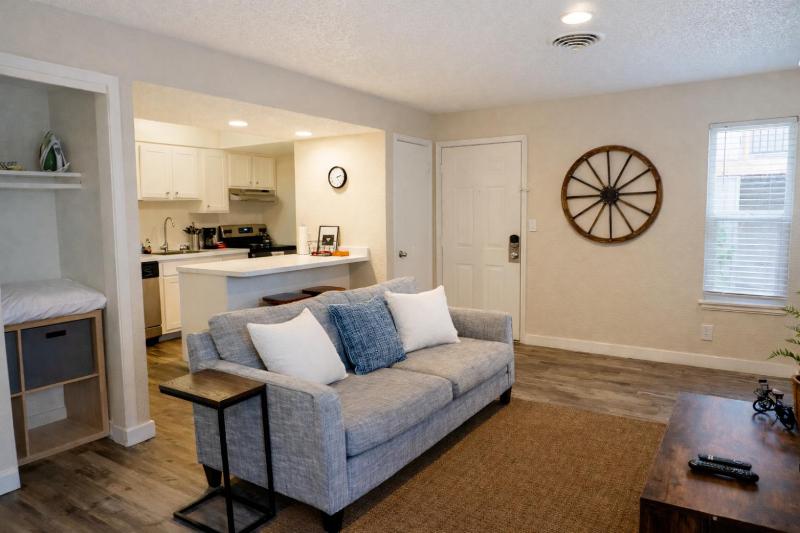 Charming Studio•Amazing Location•King-Size Bed - image 11