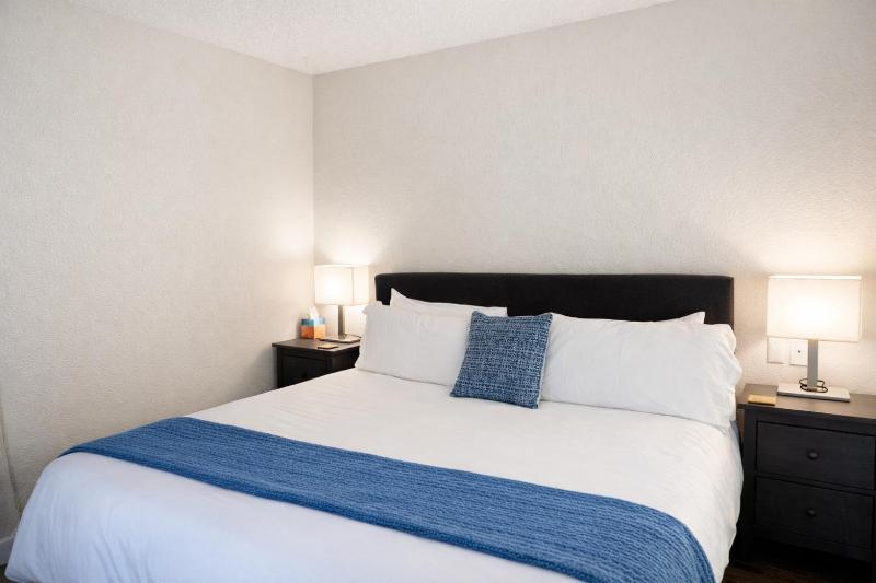 Charming Studio•Amazing Location•King-Size Bed - image 6