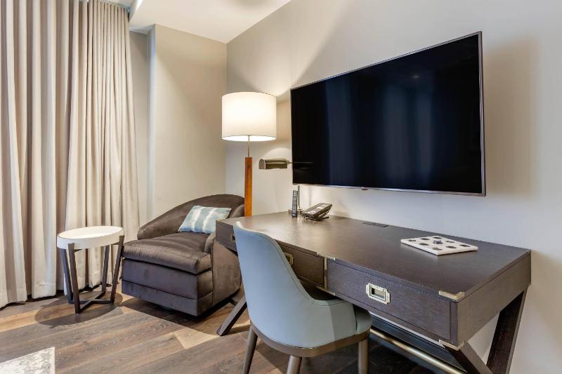 Cambria Hotel Houston Downtown Convention Center - image 32