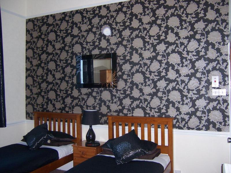 Twin Room image 3