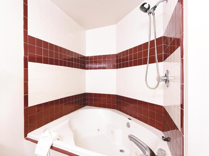 King Room with Hot Tub - Non-Smoking image 4