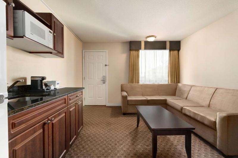 One Bedroom Suite with Kitchenette image 3