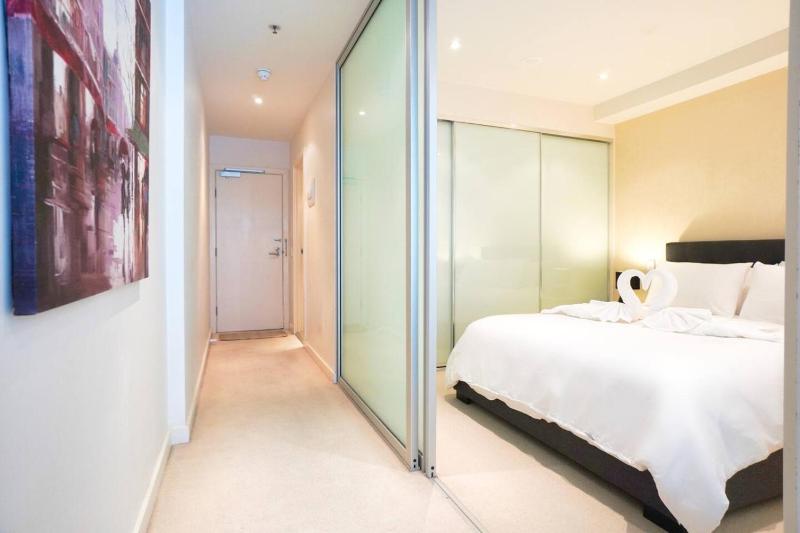 Resort-Style 1BR Apt in Adelaide CBD with Pool and Spa - image 5
