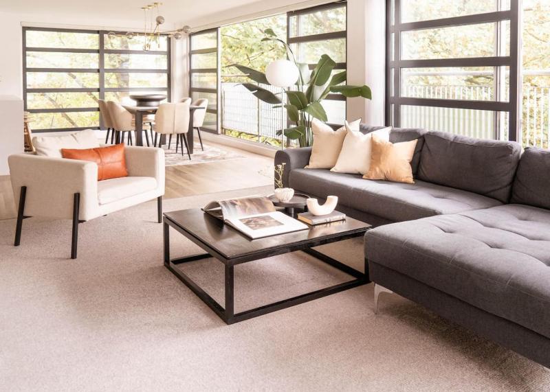 Stunning Modern Glass Wall Penthouse City Centre - image 26