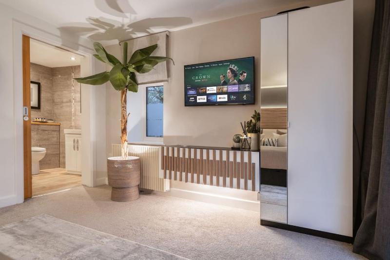 Stunning Modern Glass Wall Penthouse City Centre - image 39