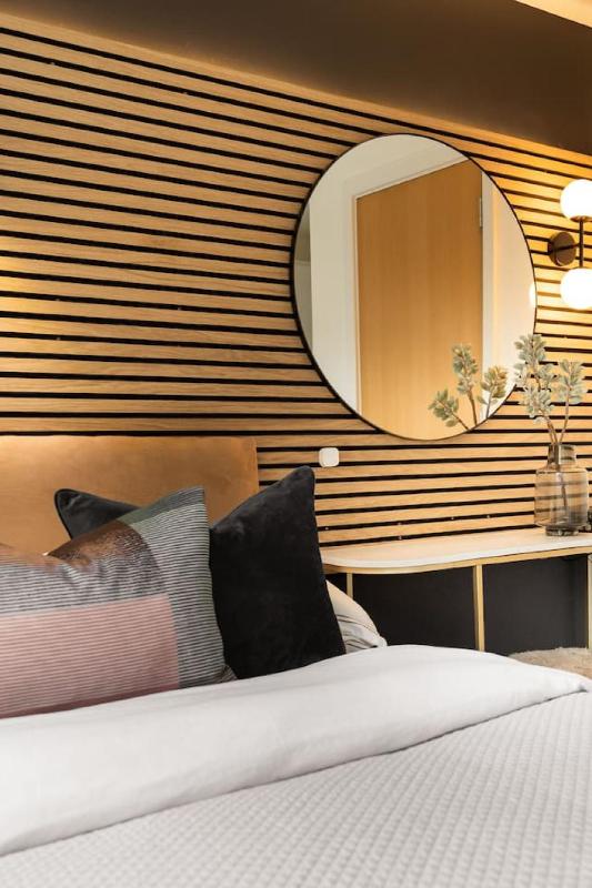 Stunning Modern Glass Wall Penthouse City Centre - image 25