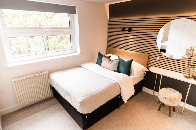 Stunning Modern Glass Wall Penthouse City Centre - image 38