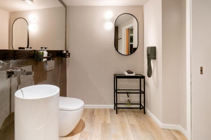 Stunning Modern Glass Wall Penthouse City Centre - image 37