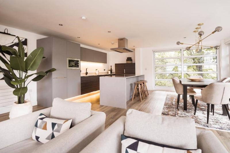 Stunning Modern Glass Wall Penthouse City Centre - image 49