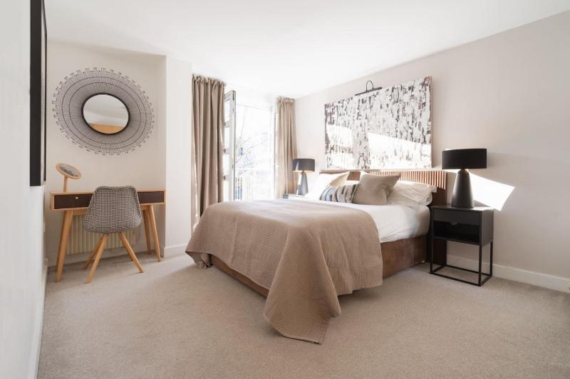 Stunning Modern Glass Wall Penthouse City Centre - image 41