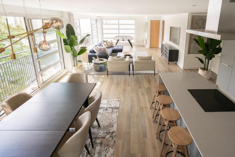 Stunning Modern Glass Wall Penthouse City Centre - image 23