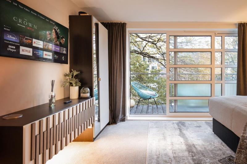Stunning Modern Glass Wall Penthouse City Centre - image 30