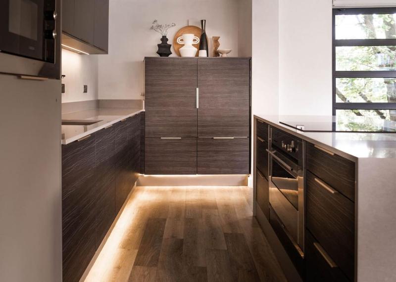 Stunning Modern Glass Wall Penthouse City Centre - image 10