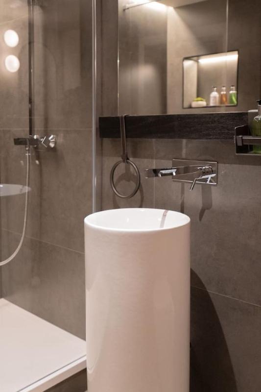 Stunning Modern Glass Wall Penthouse City Centre - image 24