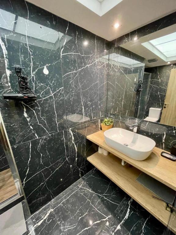 Amazing apt in Athens close to Metro Station - image 11