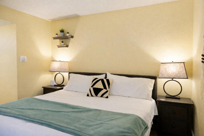 King Bed * Extensive Cleaning Protocol *Downtown - image 8
