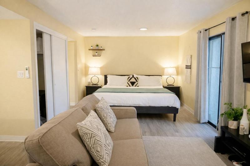 King Bed * Extensive Cleaning Protocol *Downtown - image 3