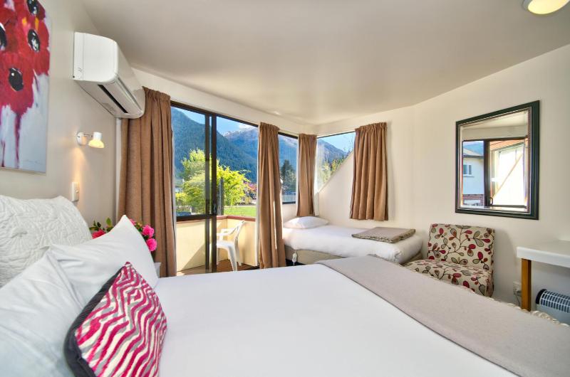 King/Twin Studio with ensuite image 3