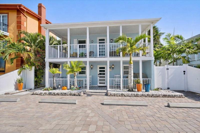SiestaKeyVillageheated pool - image 4