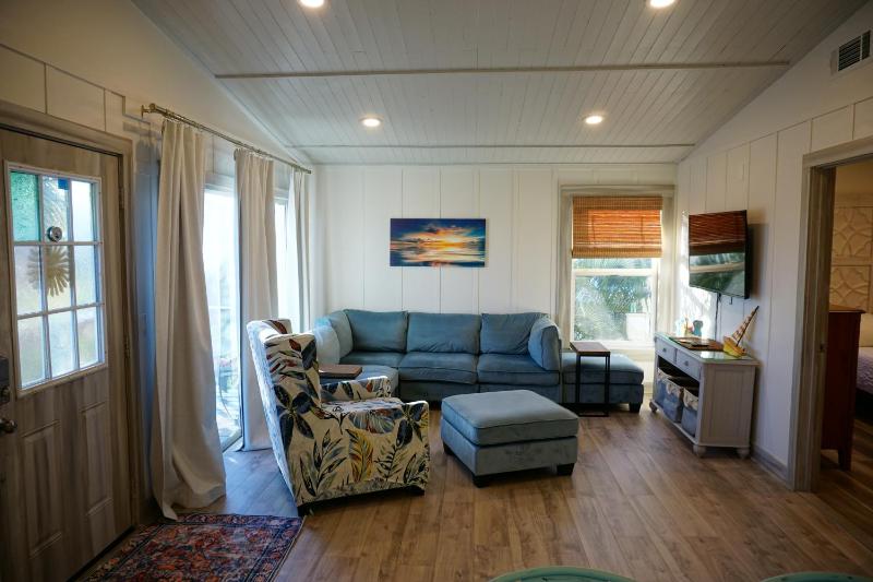 Anna Maria Island Beach Shack Pet Friendly! - image 9