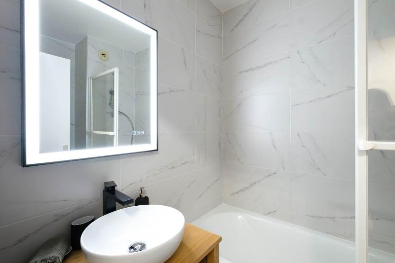 Modern Flat with Balcony Opera & Saint-Lazare - image 6