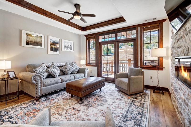 Luxury 2 Bedroom Condo with Mountain View condo - image 2