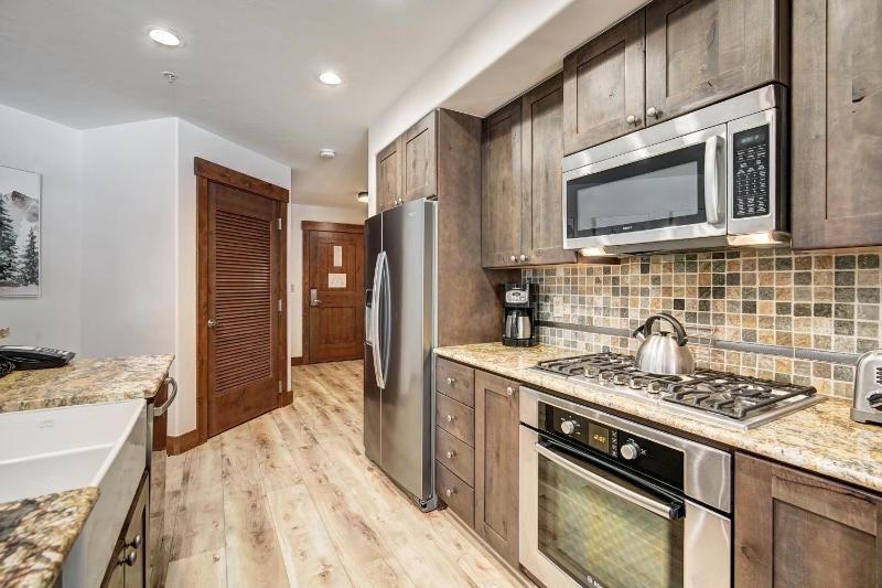 Luxury 2 Bedroom Condo with Mountain View condo - image 17